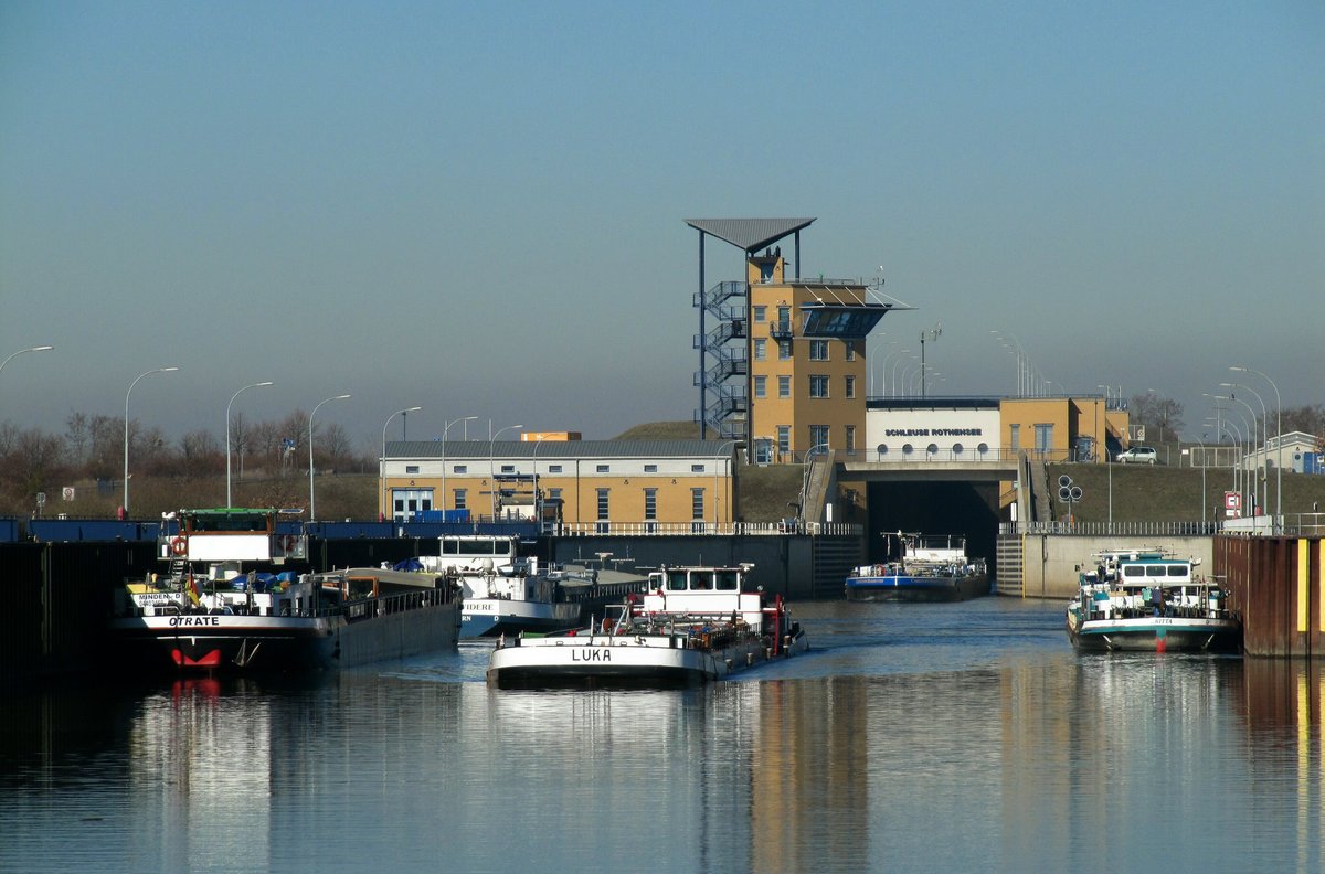 Blick auf das Unterwasser der Schleuse Rothensee am 27.02.2019. Die TMS Luka (04011450) und Christoph Burmester (04807170) sind zu Tal geschleust worden und fuhren zu den Löschstellen im Hafen MD. Die wartenden GMS können nun nach Rang in die Schleuse einfahren.