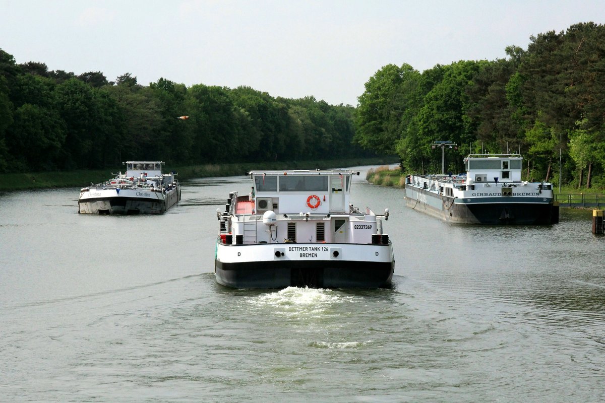Blick auf das Unterwasser der Schleuse Venhaus im Dortmund-Ems-Kanal zu Tal. TMS Dettmer Tank 126 (02337369) fuhr Richtung Lingen , TMS Gibaud (04811700) machte Feierabend und das TMS Christina (02329496) fuhr Richtung Bevergern / nasses Dreieck.  