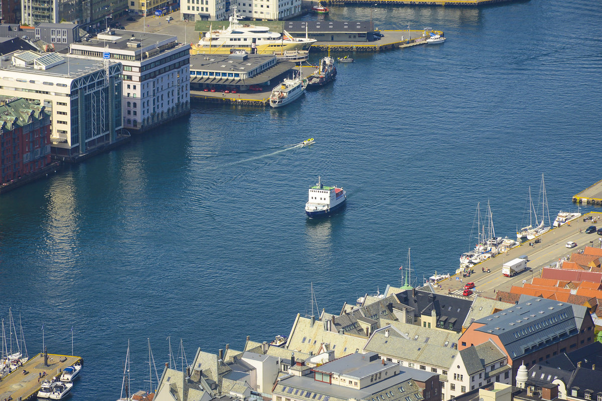 Blick auf Vågen - ein Teil vom Hafen in der norwegischen Hansestadt Bergen. Auf dem Wasser ist ein Schiff vom »Fjord Tours Bergen« zu sehen. Aufnahme: 11. Juli 2018.