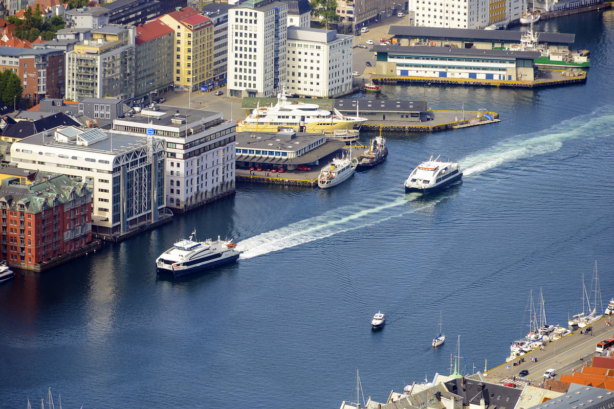 Blick auf Vågen - ein Teil vom Hafen in der norwegischen Hansestadt Bergen. Auf dem Wasser sind zwei Schiffe von der Reederei Norled zu sehen. Aufnahme: 11. Juli 2018.