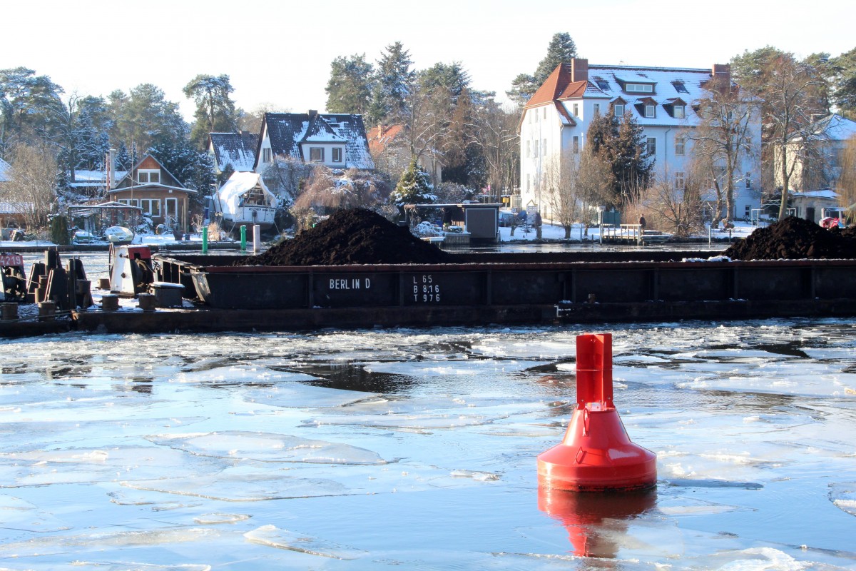 Blick auf den  Vorbeiziehenden  Leichter 4068 (05607740) der Deutschen Binnenreederei am 19.01.2016 auf der Dahme zu Tal am Miersdorfer Werder. Der Leichter ist mit Braunkohle beladen. 