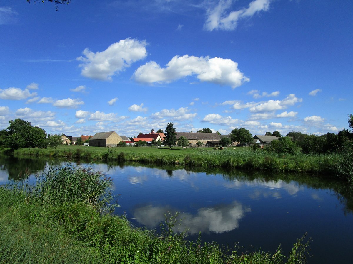 Blick auf den VOßKANAL , Teil der OBEREN-HAVEL-WASSERSTRASSE am 03.09.2020. Im Hintergrund der Ort Krewelin.