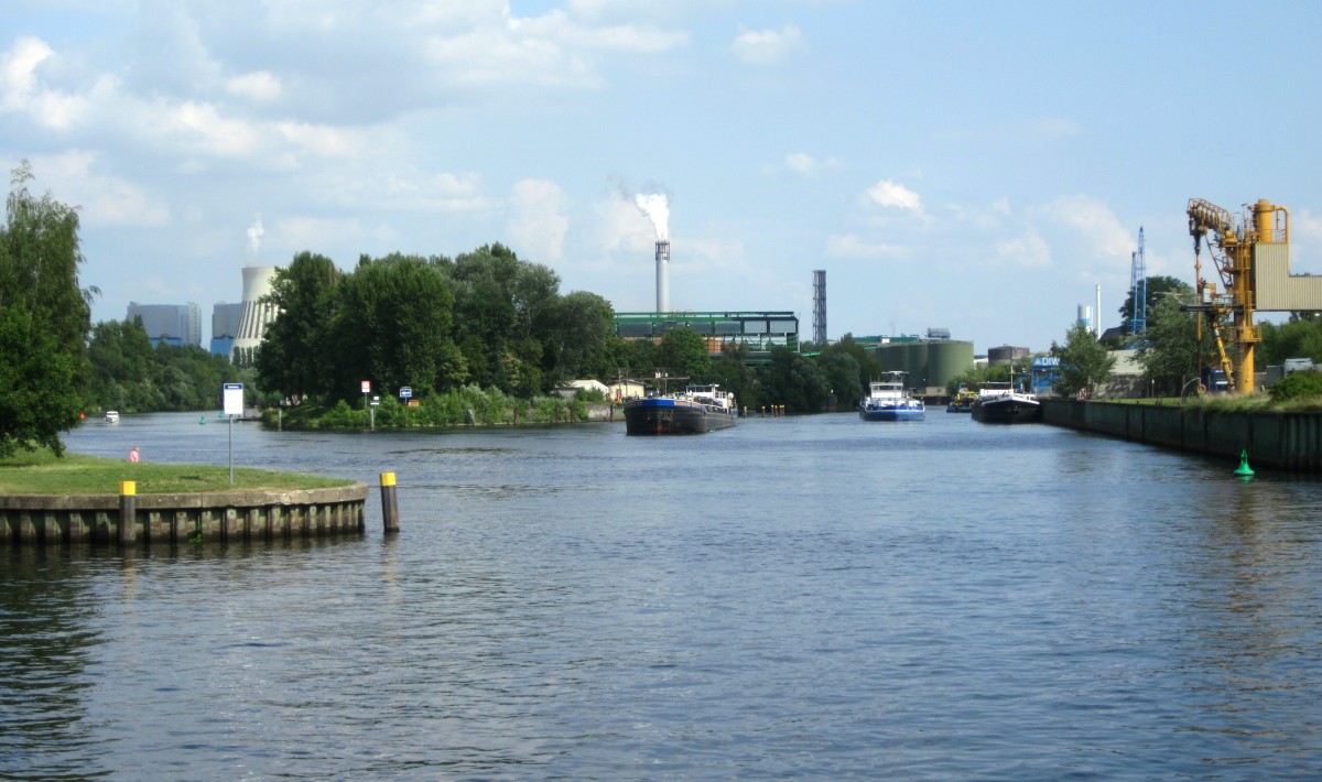 Blick auf das  Wasserstrassen-Dreieck  in Berlin-Spandau am 16.07.2015. Im Vordergrund fliesst die Havel von links nach rechts , im Hintegrund links ist die Spree die dann in die Havel fliesst und geradezu der Ruhlebener Altarm wo viele TMS gelöscht werden.