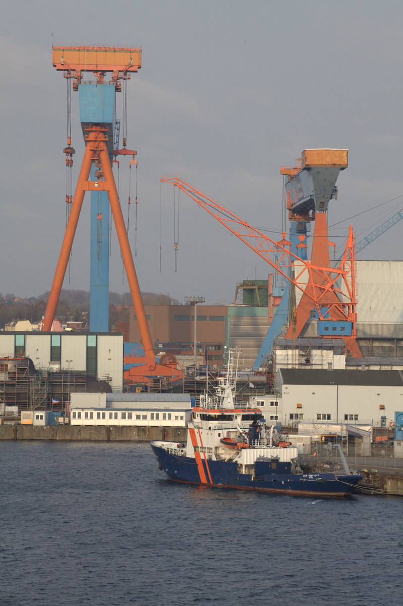 Blick auf die Werften, die am östlichen Ufer Hafen Kiel angesiedelt sind.
Hier Blick auf den Kran Dock 8 Thyssen-Krupp.Aufnahme vom Deck der Stena Germanica  geschossen  12.04.2018 18:42 Uhr.