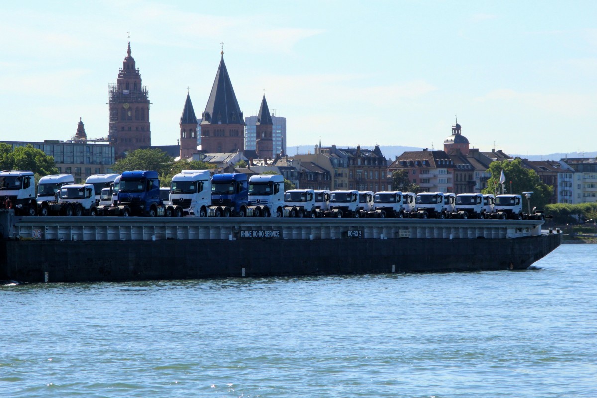 Blick auf die wertvolle Fracht des Ro-Ro SL (02317195) am 10.07.2015 auf dem Rhein vor Mainz.