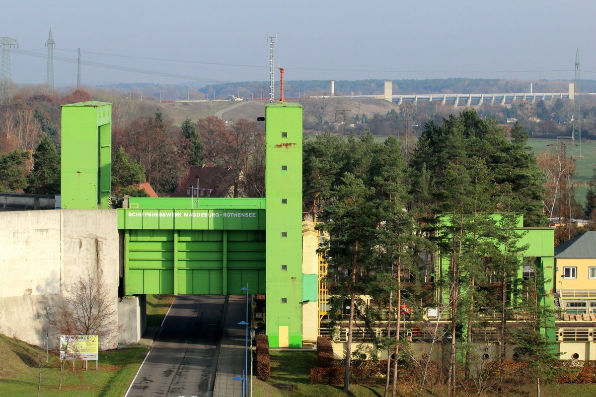 Blick von der Aussichtsplattform der Schleuse Rothensee am 23.11.2016 Richtung Schiffshebewerk Magdeburg-Rothensee und weiter am rechten oberen Rand zur Trogbrücke die den Mittellandkanal über die Elbe führt. 