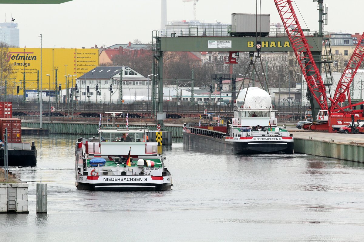 Blick in das Becken I des Berliner Westhafens am 31.03.2016. GMS Niedersachsen 9 (04002180) legte vom Liegeplatz am Container-Terminal ab , GMS Niedersachsen 8 (04002200) rückt vor um eine Siemens-Gasturbine aufzunehmen.