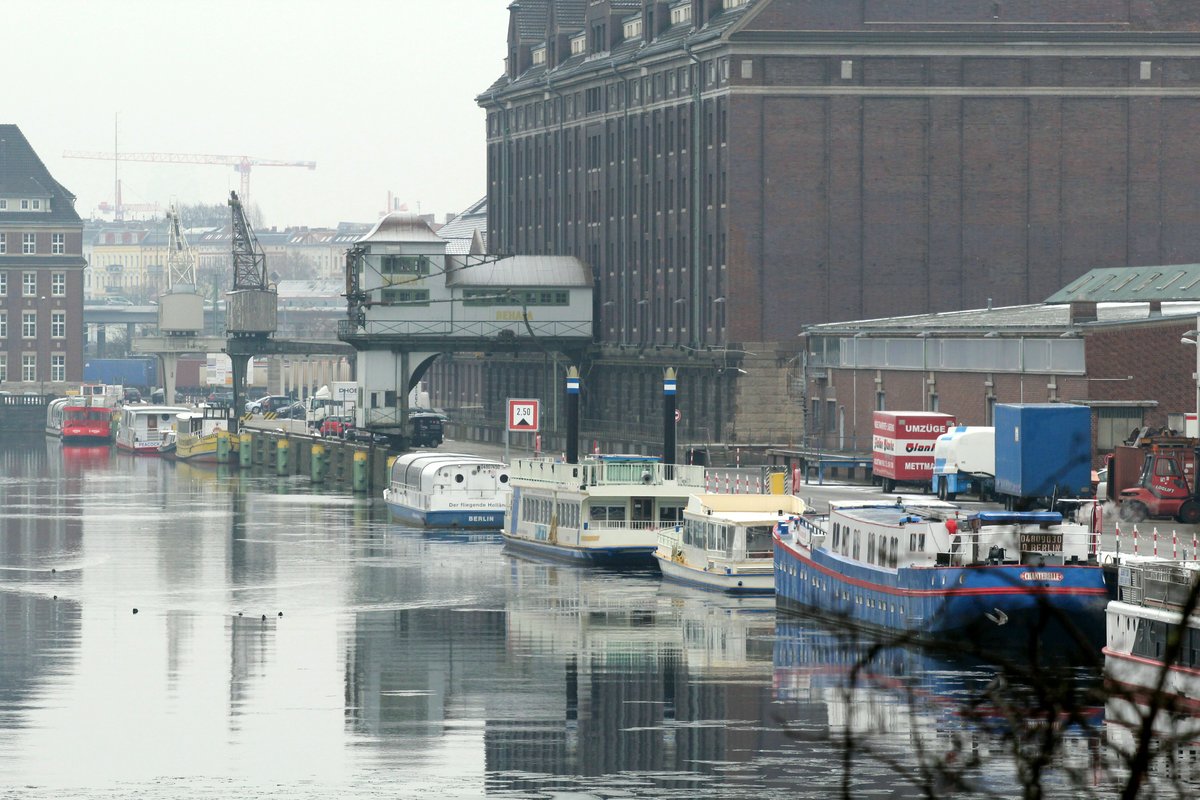 Blick in das Becken II des Berliner Westhafens am 18.01.2017. Dort Überwintern einige Fahrgast/-Kabinenfahrgastschiffe. 