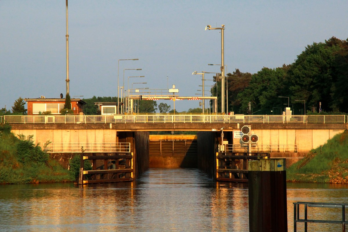 Blick bei geöffnetem Unterem Schleusentor in die Kammer (Nutzlänge 140,00m) der Schleuse Gleesen im Dortmund-Ems-Kanal am 11.05.2018.