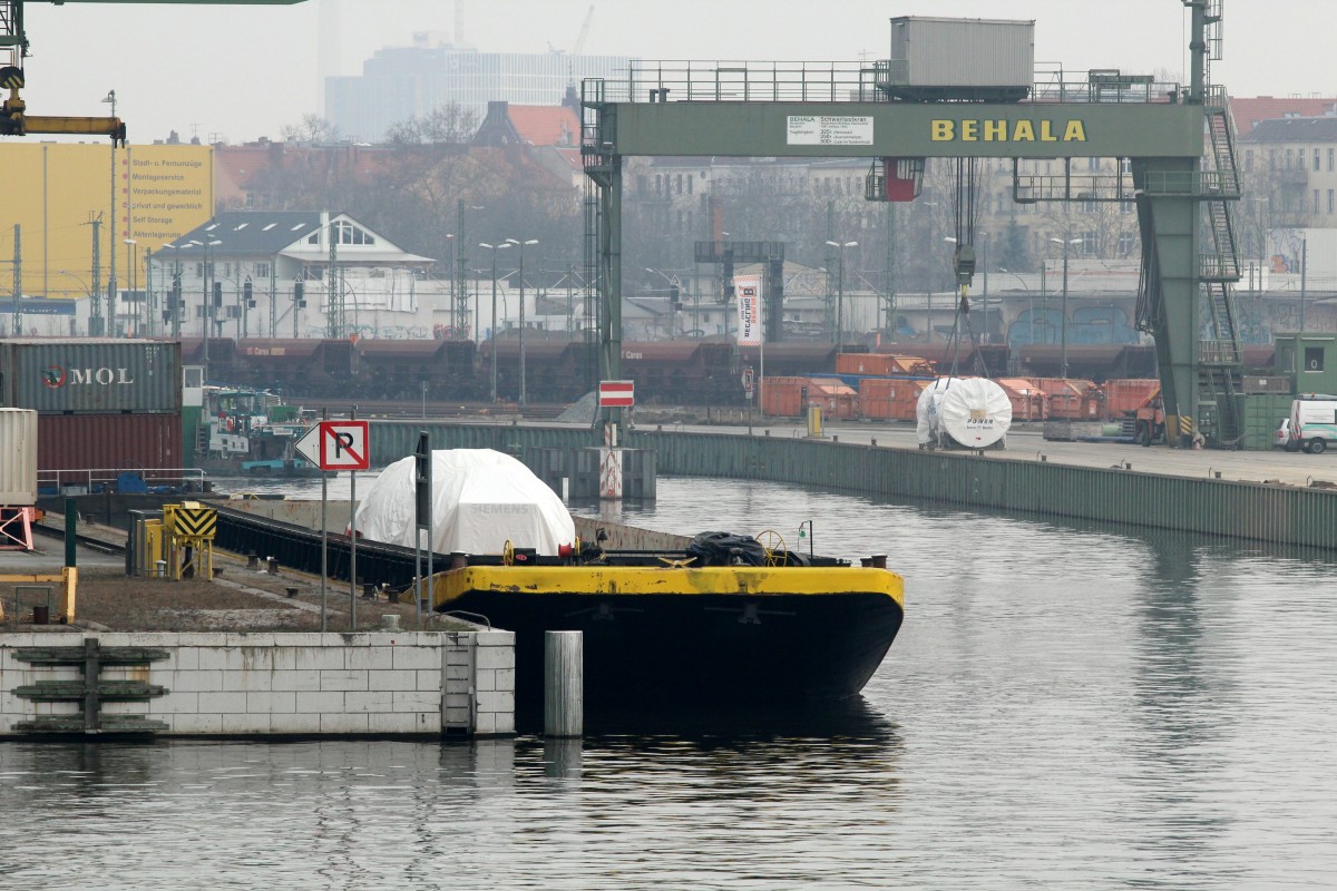 Blick von der Beusselstr. in Bln.-Moabit in das Becken I des Berliner Westhafens. Im Vordergrund ein GSL mit einer Siemens-Gasturbine beladen. Im rechten Hintergrund hängt am Behala-Kran eine weitere Siemens-Turbine schwebend über dem Wasser. 27.02.2014