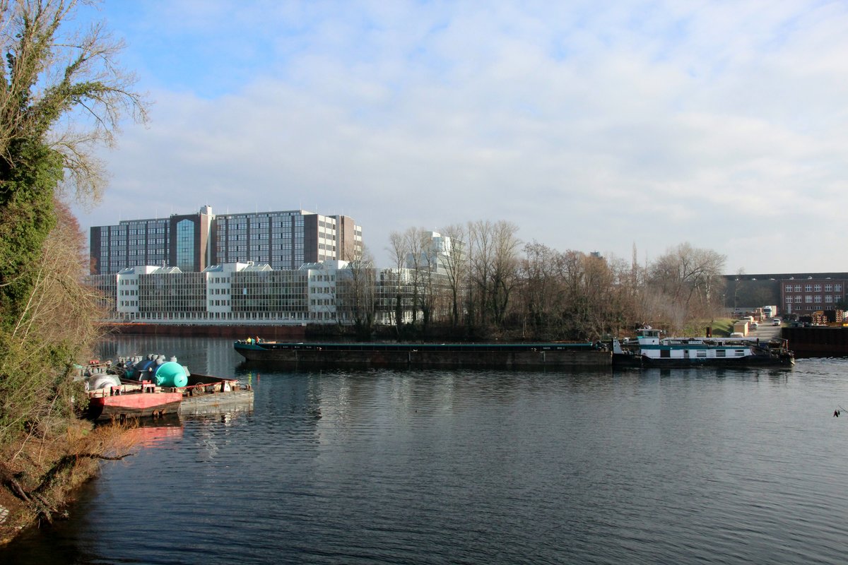 Blick in den  BORSIGHAFEN  in Berlin-Tegel am 27.01.2021. Das Schubboot  EDDA  (05609510 , 25,66 x 8,19m) verholt den Leichter  ED 41 (04802730 , 61,03 x 8,20m).