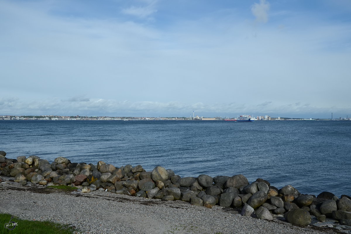 Blick vom dänischen Helsingør über den Øresund auf das schwedische Helsingborg. (Mai 2012)