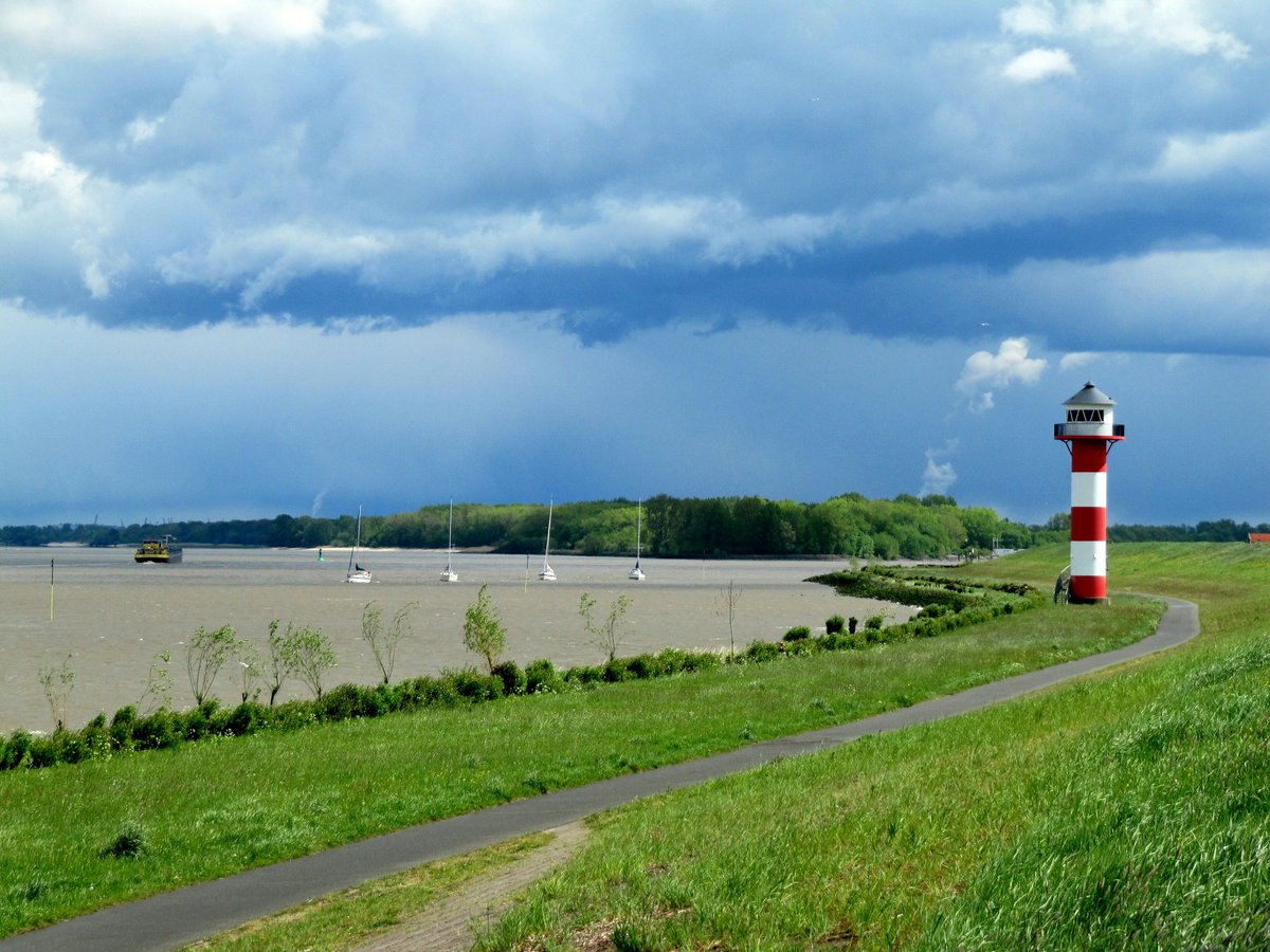 Blick vom Deich bei Lühe auf die Elbe Richtung HH und dem Leuchtfeuer Somfletherwisch am 04.05.2019. Vier Segelboote fuhren mit Motorkraft unter Land zu Tal. Das TMS Blankenrode (04807760) zu Berg.   