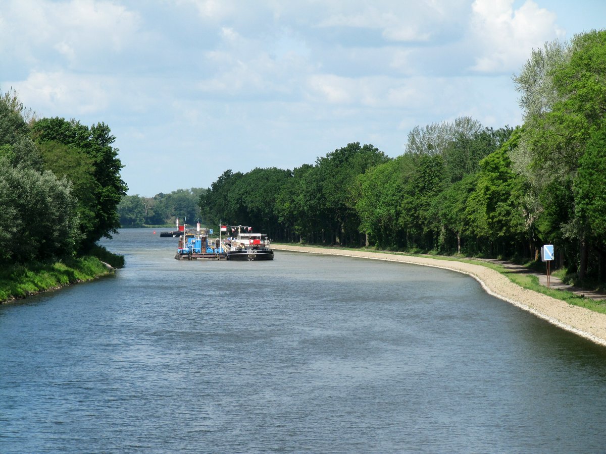 Blick von der Eisenbahnbrücke Marquardt auf den Sacrow-Paretzer-Kanal (UHW) Richtung Schlänitzsee am 12.06.2017. Der Kanal wird z.Zt.  bearbeitet  , das rechte Ufer ist schon befestigt.