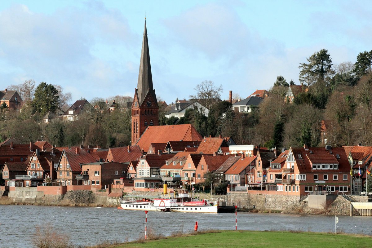 Blick von der Elbbrücke auf Lauenburg und das am Ufer liegende Dampf-FGS Kaiser-Wilhelm (05101270) am 14.01.2019.