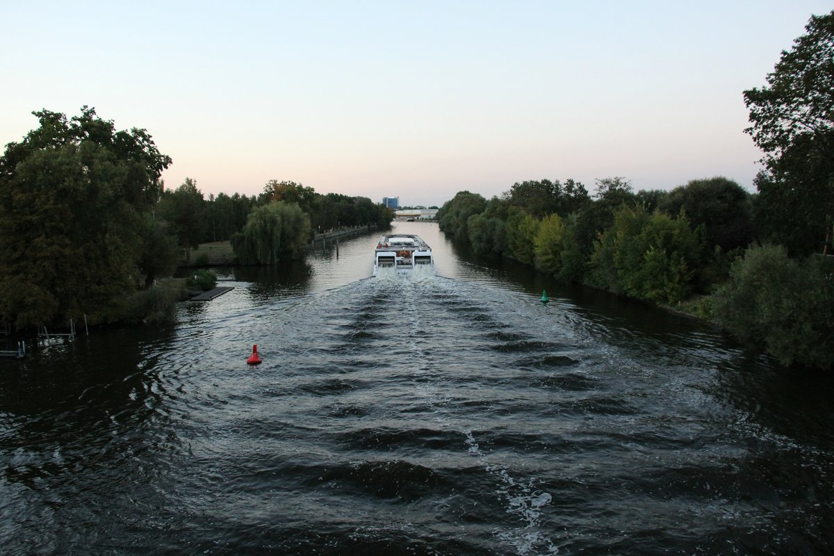 Blick von der Freybrücke auf die Havel in Berlin-Spandau am 09.09.2018. Das zu Berg fahrende KFGS Elbe Princesse (01840744 , 95,37 x 10,50m) fuhr Richtung Schleuse Spandau. 