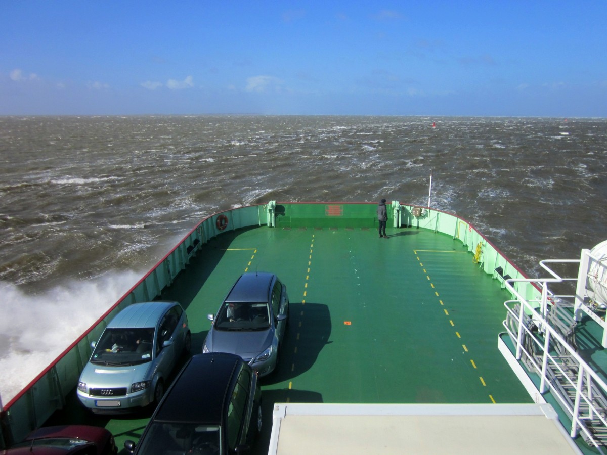 Blick von der Frisia V (IMO 8827181) am 30.03.2015 auf der Fahrt von Norderney nach Norddeich gen  offene See  (Nordsee) bei etwas kabbeligem Wetter.