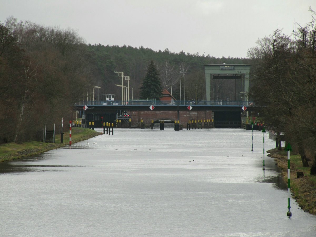 Blick von der Fußgängerbrücke bei Schmöckwitzwerder auf den Oder-Spree-Kanal und zur Schleuse Wernsdorf am 04.02.2020. SB SCH 2408 (05602690) war in die Nordkammer eingefahren. Der hochgefahrene Fahrstand ist zu sehen. 