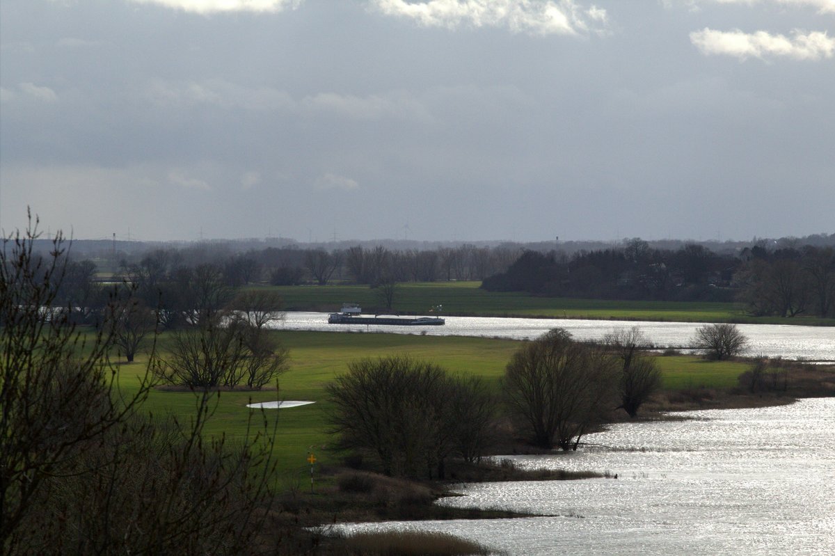 Blick vom Galgenberg in Ferchland auf die Elbe  zu Berg  am 