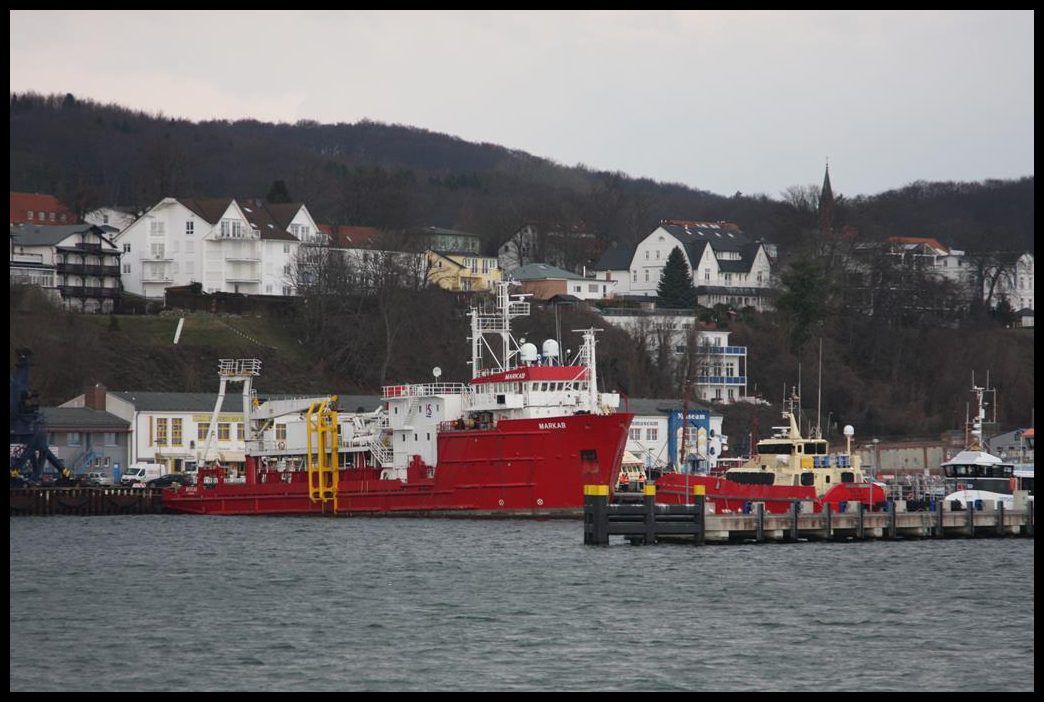 Blick von der Hafeneinfahrt auf den Hafen Sassnitz. Dort lag am 1.3.2017 noch immer die MARKAB, ein Offshore Supply Schiff.