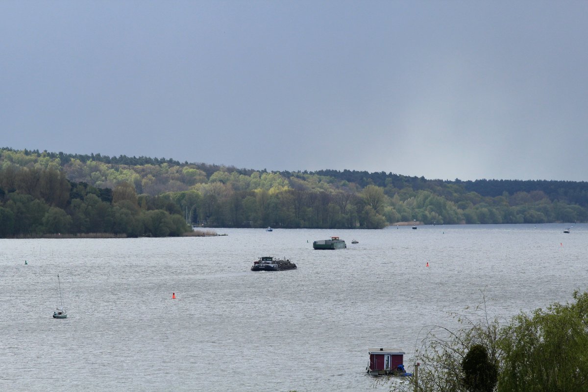 Blick von der Haveldüne in Berlin-Gatow auf die Havel Richtung Süden am 19.04.2017. Am anderen Ufer ist der Grunewald. Ein Schubverband befährt die Havel zu Berg und ein GMS zu Tal. Am Horizont geht ein Graupelschauer nieder.