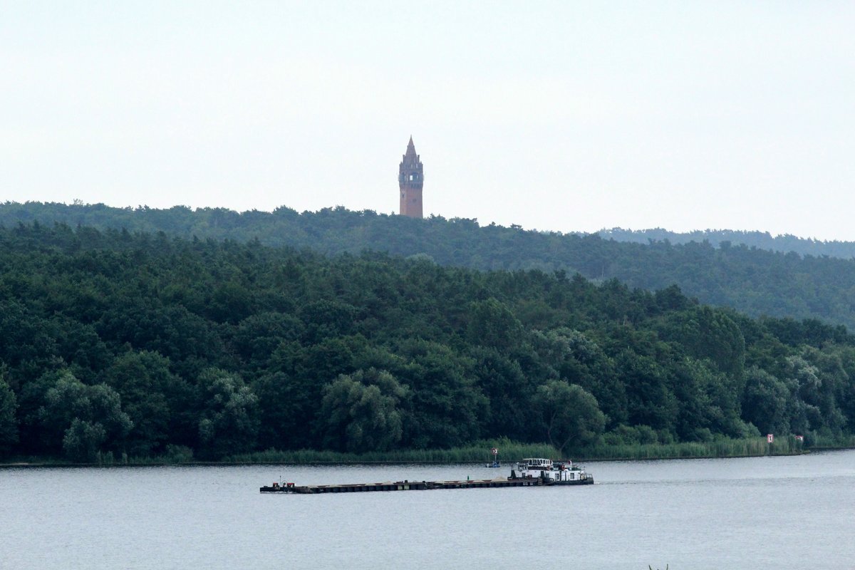 Blick von der Haveldüne in Berlin-Gatow zum Grunewaldturm auf dem Karlsberg in Berlin-Grunewald am 26.06.2018. Der Schubverband mit SB SCH 2329 (05604490) fuhr mit 2 Leichtern auf der Havel zu Berg.