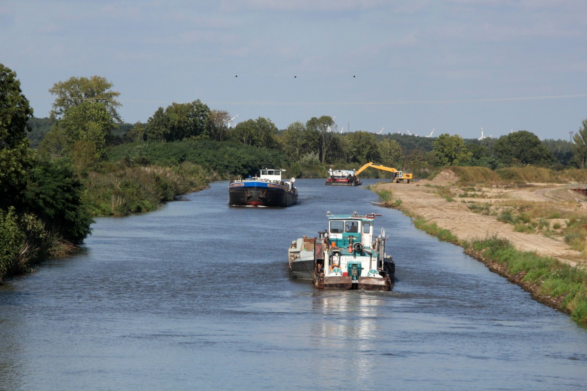 Blick von der K1208 auf den Elbe-Havel-Kanal (EHK) Richtung Nordosten. Schubboot Ed Bär (05601090) schiebt einen mit Aushub beladenen Leichter Richtung Schleuse Zerben und das TMS Bernhard Burmester (08043015) fährt Richtung Burg b. Magdeburg. In diesem Bereich wird der EHK z.Zt. ausgebaut.24.09.2015