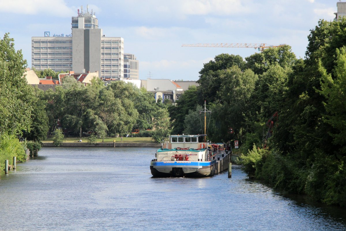 Blick von der Kaiserin-Augusta-Allee in den südlichen Teil des Charlottenburger Verbindungskanales zum Spreekreuz am 06.07.2016. Die Spree fliesst von links nach rechts. Halb links (nicht zu sehen) mündet der Landwehrkanal in die Spree. Das TMS Hermann Burmester (08043013) legt an der Ladestelle Goslarer Ufer an.