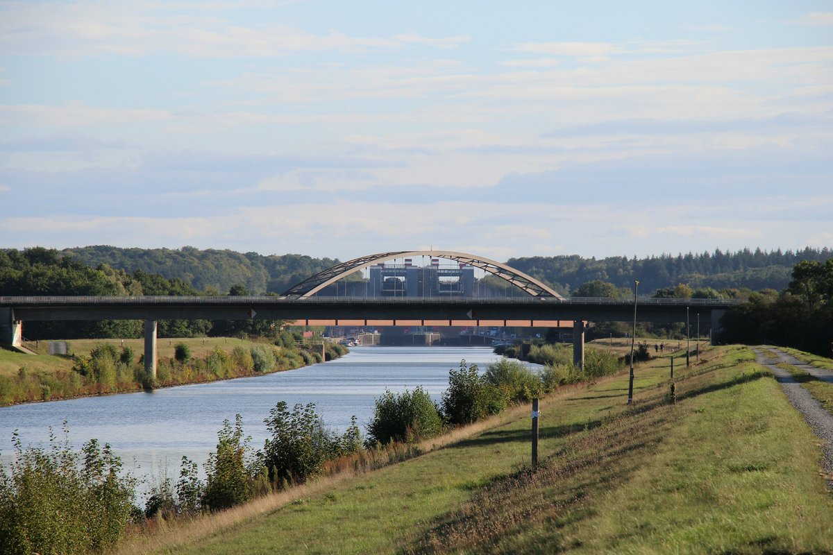 Blick vom km 109 auf den ELBE-SEITENKANAL Richtung Schiffshebewerk Scharnebeck (zu Berg) am 25.09.2020.