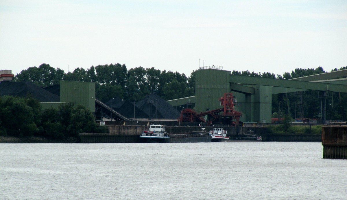 Blick vom Köhlbrand in den Hansahafen / Sandauhafen am 03.07.2014. Dort werden z.B. Kohle-Erzeugnisse auf Binnenschiffe wie das im Hintergrund erkennbare GMS Niedersachsen 11 verladen.