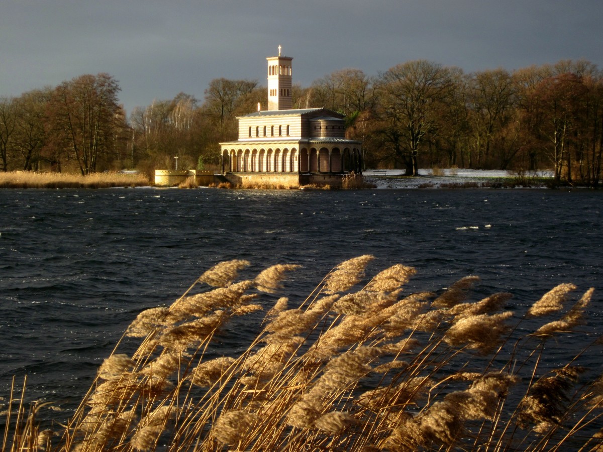 Blick vom Krughorn (zu Berlin-Wannsee) auf Havel und die Heilandskirche in Sacrow (zu Potsdam) am 08.01.2016.