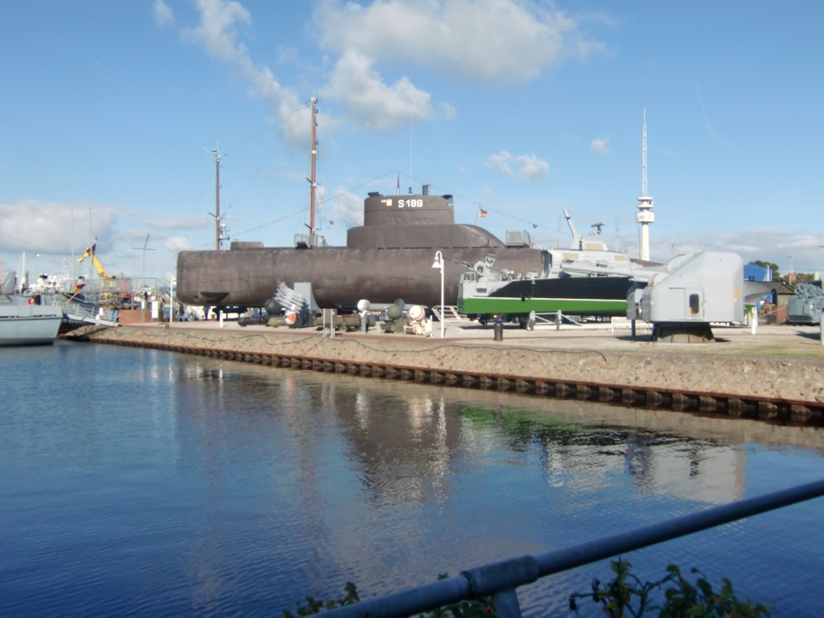 Blick von der KW-Brücke in Wilhelmshaven auf das Gelände des Marinemuseums , Foto
von Sept.2013