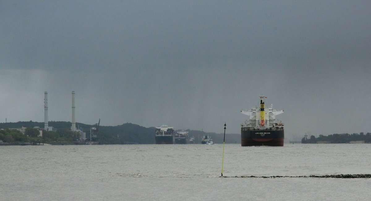 Blick vom Leuchtfeuer Somfletherwisch bei Grünendeich auf die Elbe Richtung Hamburg bei Schauerartigem Wetter am 03.05.2019. Lebhafter Verkehr auf der Elbe in Verbindung mit dem sich ständig veränderndem Wetter erfreute den Fotografen.