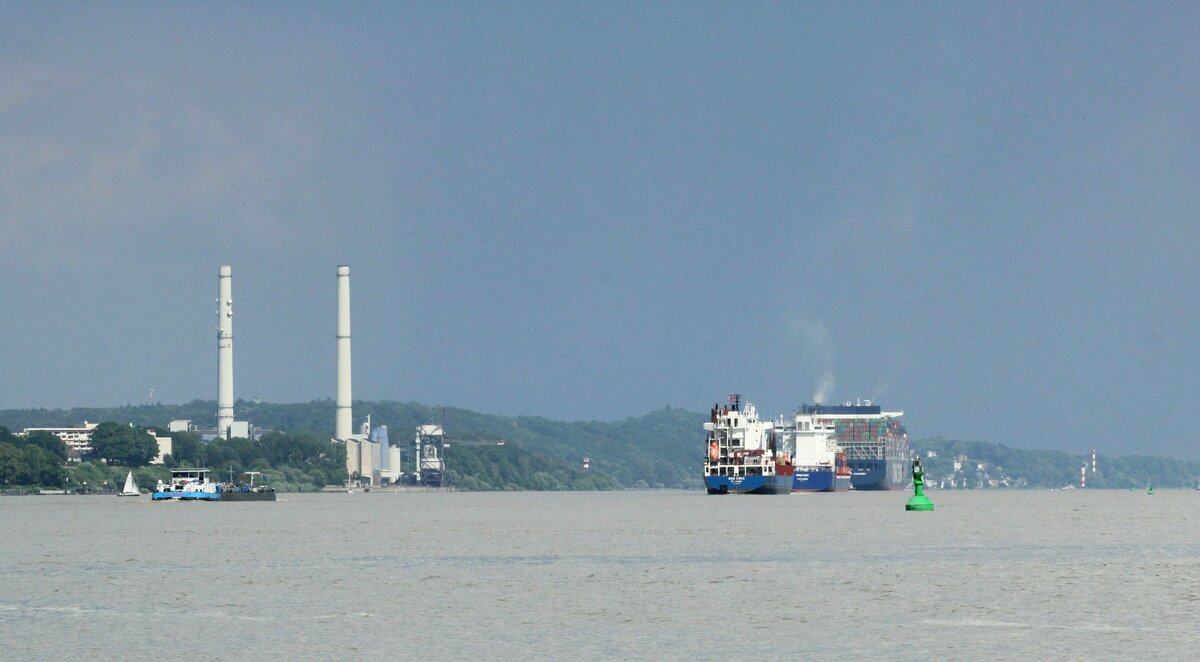 Blick von Lühe auf die  ELBE  zu Berg Richtung Hamburg am 17.06.2023. Ein Gewitter zog über Hamburg auf. Vom Alten Land aus , da blieb es trocken , sah dies für den Fotografen toll aus. An der Spitze des Convois fuhr die CMA CGM Antoine De Saint Exupery , es folgte der Feeder Emotion , das Mehrzweckschiff BBC Edge und Höhe Wedel das Binnen-TMS Nils Deymann. 