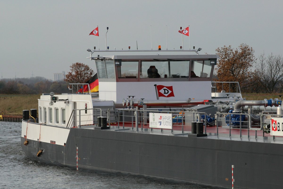 Blick nach Achtern zum Fahrstand / Wohnung des TMS-Neubaues DETTMER TANK 120 (02336967) am 24.11.2016 auf dem Mittellandkanal Höhe Barleber See I . 