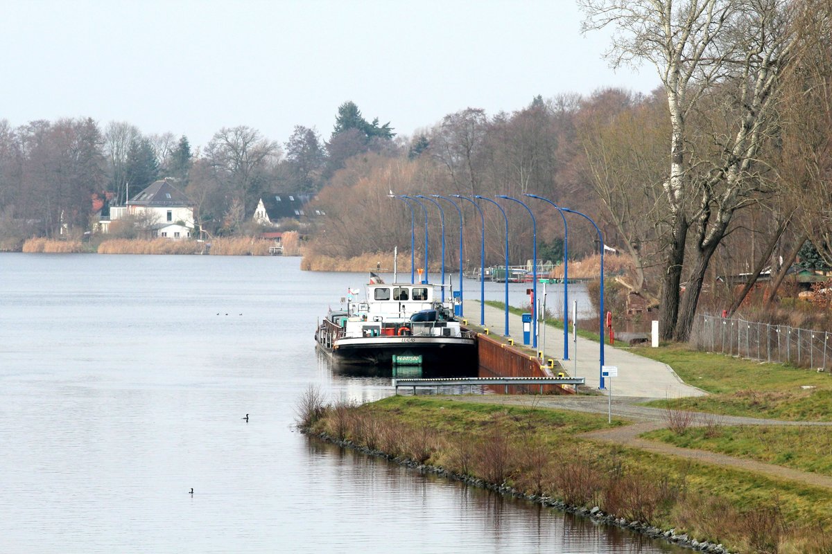 Blick von der Nedlitzer Südbrücke auf die dortige Liegestelle am 03.12.2017. Das GMS Lucas (04007500) hatte seine bzw. die Besatzung Ruhezeit.