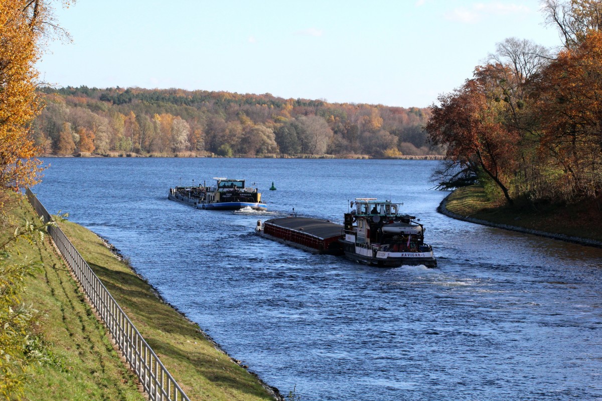 Blick von der Nedlitzer Südbrücke auf den Sacrow-Paretzer Kanal und den Jungfernsee am 08.11.2015. TMS Frank Burmester (08043010) und SB Navigar 3 (08351136) fahren zu Berg Richtung Berlin.