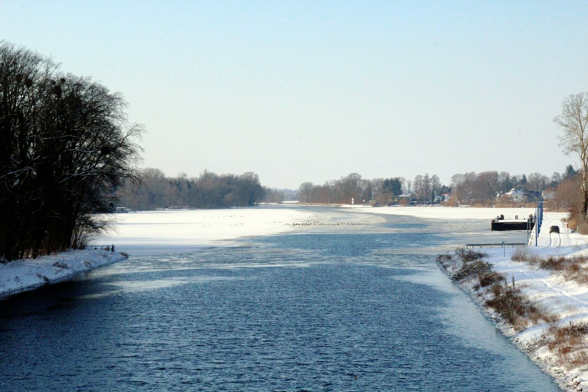 Blick von der Nedlitzer Südbrücke gen Westen auf den Sacrow-Paretzer-Kanal / Weißer See / UNTERE HAVEL-WASSERSTRASSE  am 10.02.2021. Der Leichter 4147A (05802000) lag an der Liegestelle Nedlitz / Neu Fahrland.