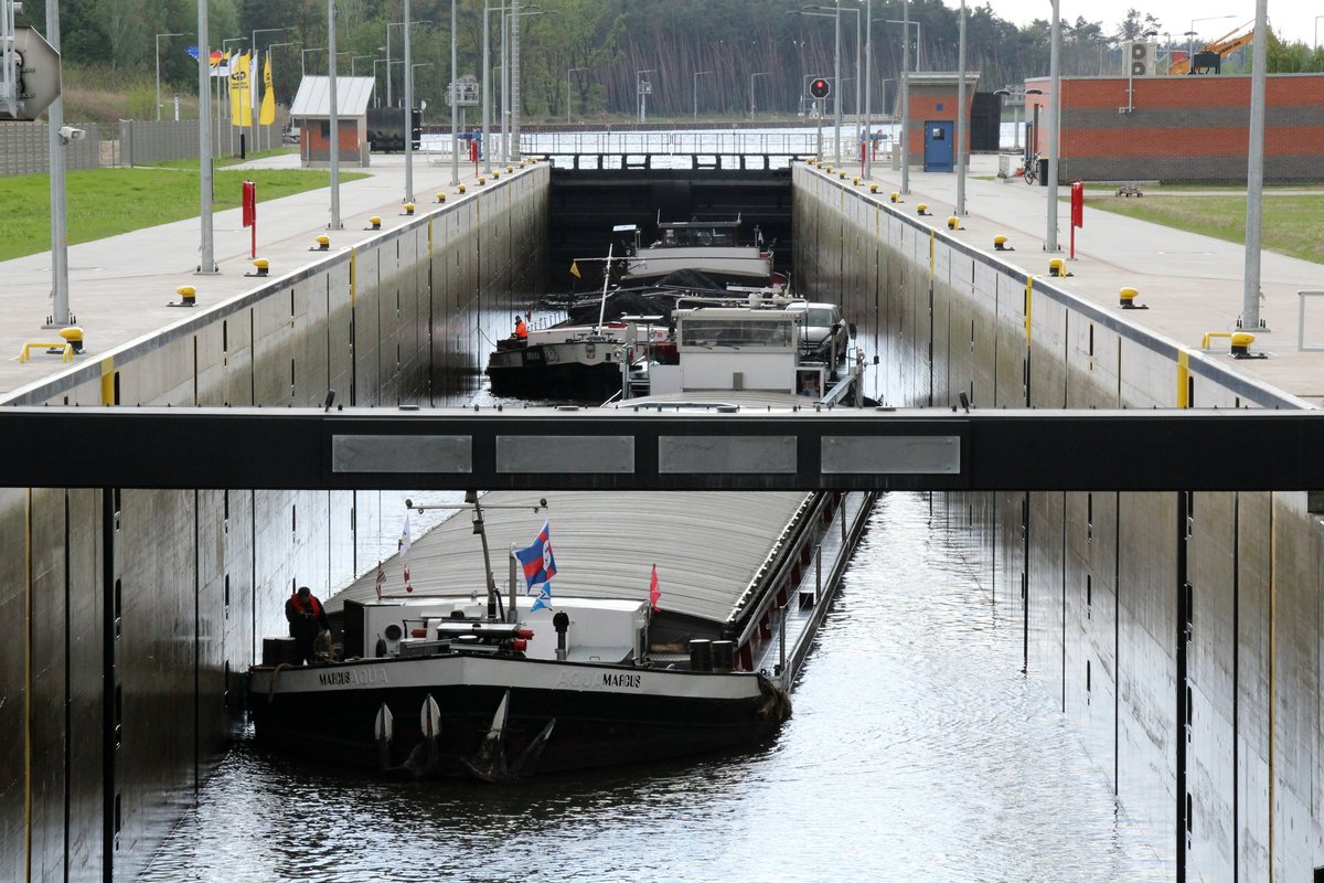 Blick in die neue Schleusekammer Zerben / Elbe-Havelkanal am 26.04.2018. Die GMS Marcus (04601510) und Orava (02318644) wurden zu Tal geschleust.