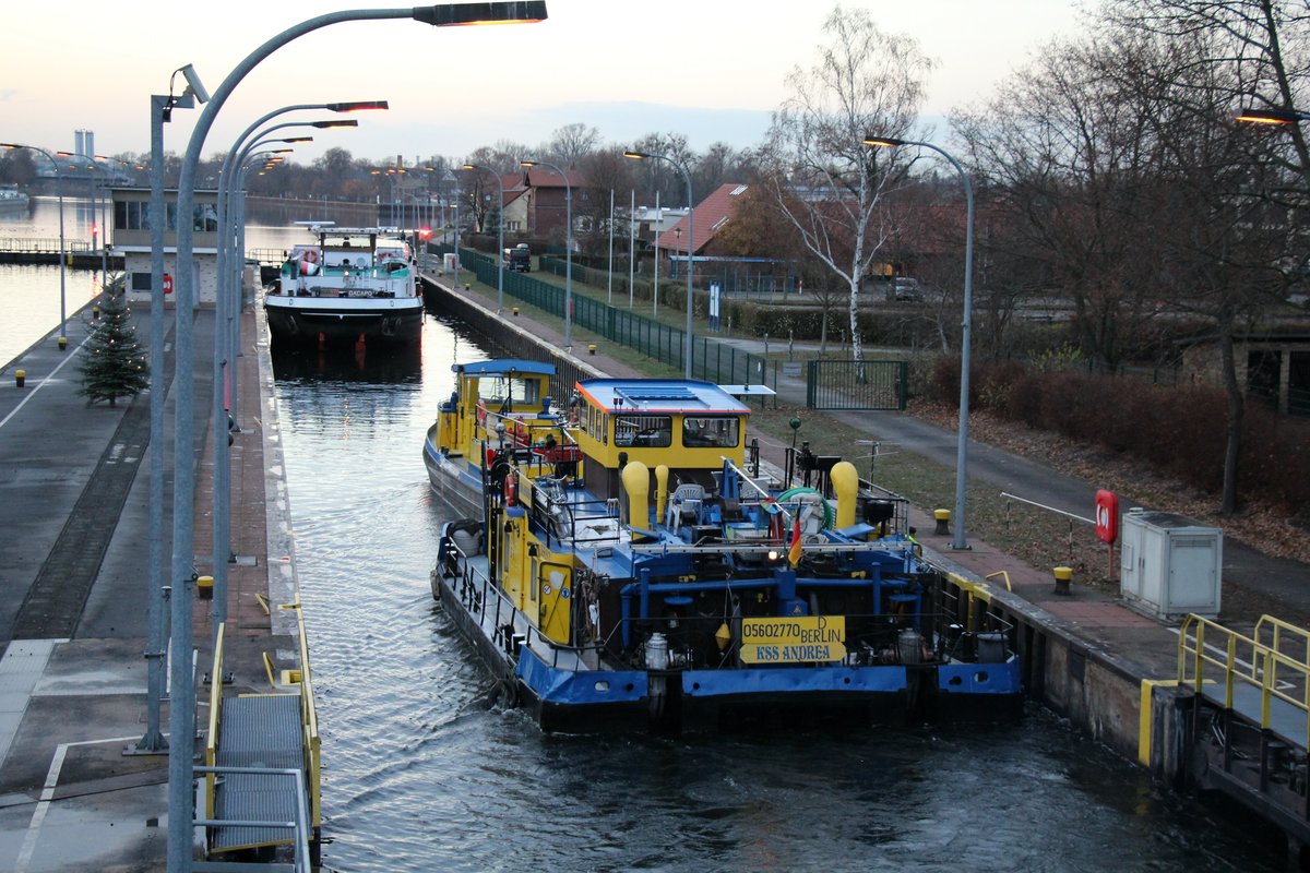 Blick in die Nordkammer der Vorstadtschleuse Brandenburg/Havel am 03.12.2018. GMS Da Capo (04300130 - im Hintergrund) und SB Andrea (05602770) werden zu Tal geschleust.