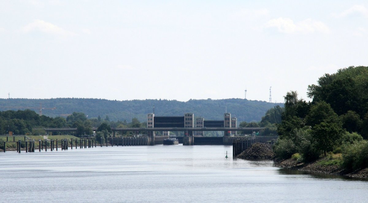 Blick vom Nordufer des Schleusenkanales auf die Schleuse Geesthacht zu Berg am 20.07.2019. Die Nordkammer ist geöffnet und das TMS Christoph Burmester konnte zu Tal ausfahren.