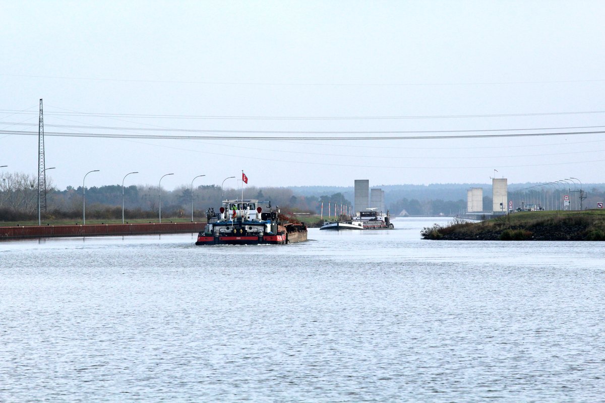 Blick vom Oberen Vorhafen der Schleuse Rothensee nach Osten zur Trogbrücke Magdeburg. Dort überquert der Mittellandkanal die Elbe. SB 2305 (05602850) schiebt seine beiden  Schrottleichter  Richtung Trogbrücke , GMS Hildegard (04018050) kam über diese und fuhr weiter Richtung  Westen . 24.11.2016