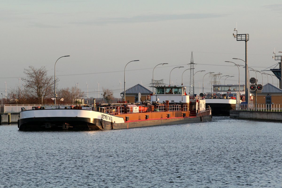 Blick vom oberen Vorhafen der Schleuse Rothensee (Teil des Wasserstrassenkreuzes Magdeburg) auf die Schleusenkammer. Nach der Bergschleusung fuhren die TMS Dettmer Tank 50 (04017970 , 100 x 9m) und Dettmer Tank 140 (04810300 , 86 x 11,45m) in den Rothenseer Verbindungskanal / Mittellandkanal Richtung Haldensleben / Wolfsburg. 24.11.2016