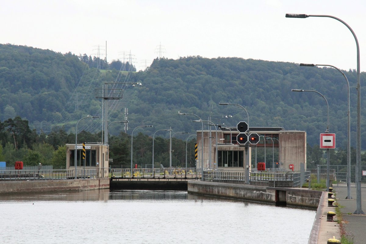 Blick vom Oberwasser auf die Schleuse Bachhausen im Main-Donau-Kanal am 07.09.2019. Die Schleuse bildet das Östliche Ende der Scheitelhaltung. Ab dieser Schleuse geht's zu Tal Richtung Donau.  