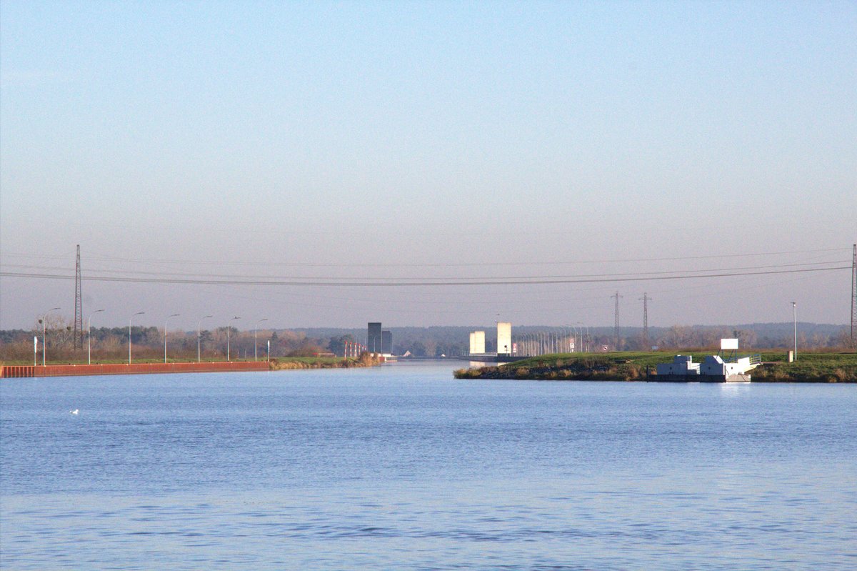 Blick vom Oberwasser der Schleuse Rothensee auf den Mittellandkanal zu Berg Richtung Trogbrücke (Überquerung der Elbe) am 05.12.2019.