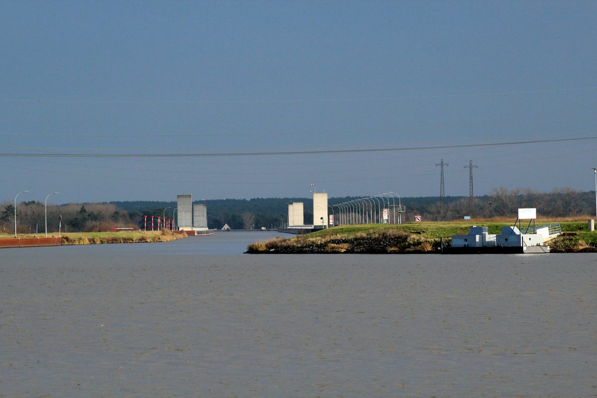 Blick vom Oberwasser der Schleuse Rothensee Richtung Trogbrücke Magdeburg. Dort überquert der Mittellandkanal die Elbe. 23.11.2017