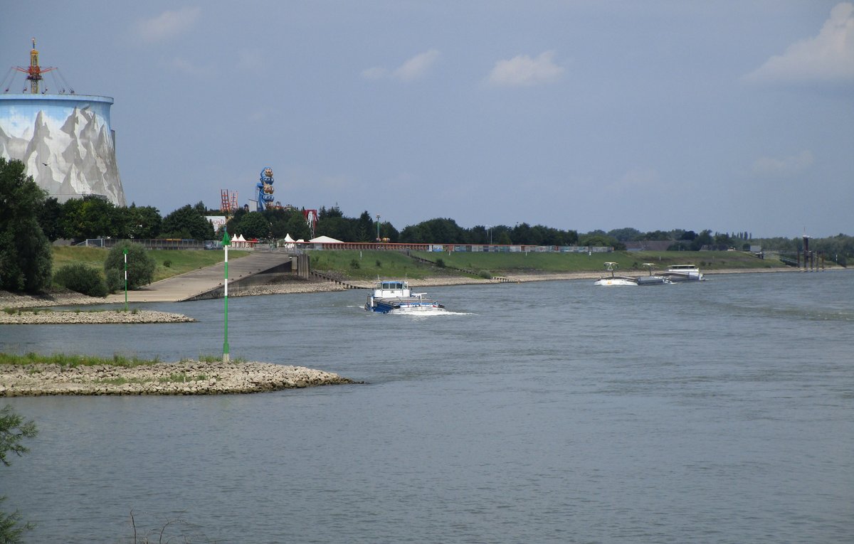 Blick vom Radweg auf den Rhein am ehemaligem AKW Kalkar am 08.07.2017. Das Gelände wird jetzt vom Wunderland Kalkar genutzt.