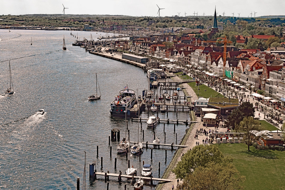 Blick vom Riesenrad, das zurzeit in Lübeck-Travemünde steht, in Richtung Ostpreussenkai.U.a. ist das Fahrgastschiff HANSE zu erkennen. Aufnahme vom 14.05.2017