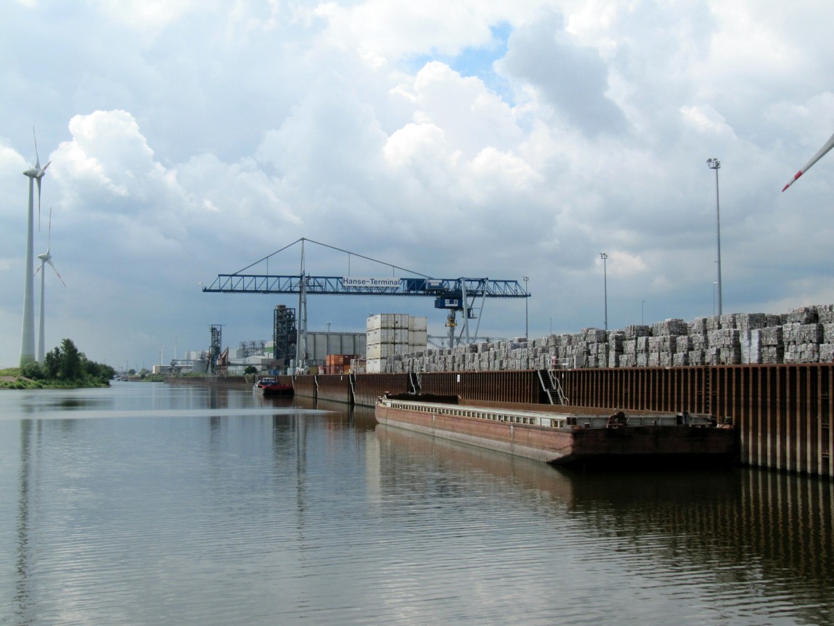 Blick vom Rothenseer Verbindungskanal in den Zweigkanal des Magdeburger Hafens am 30.06.2014. Zu sehen ist u.a. der Container Hanse Terminal.