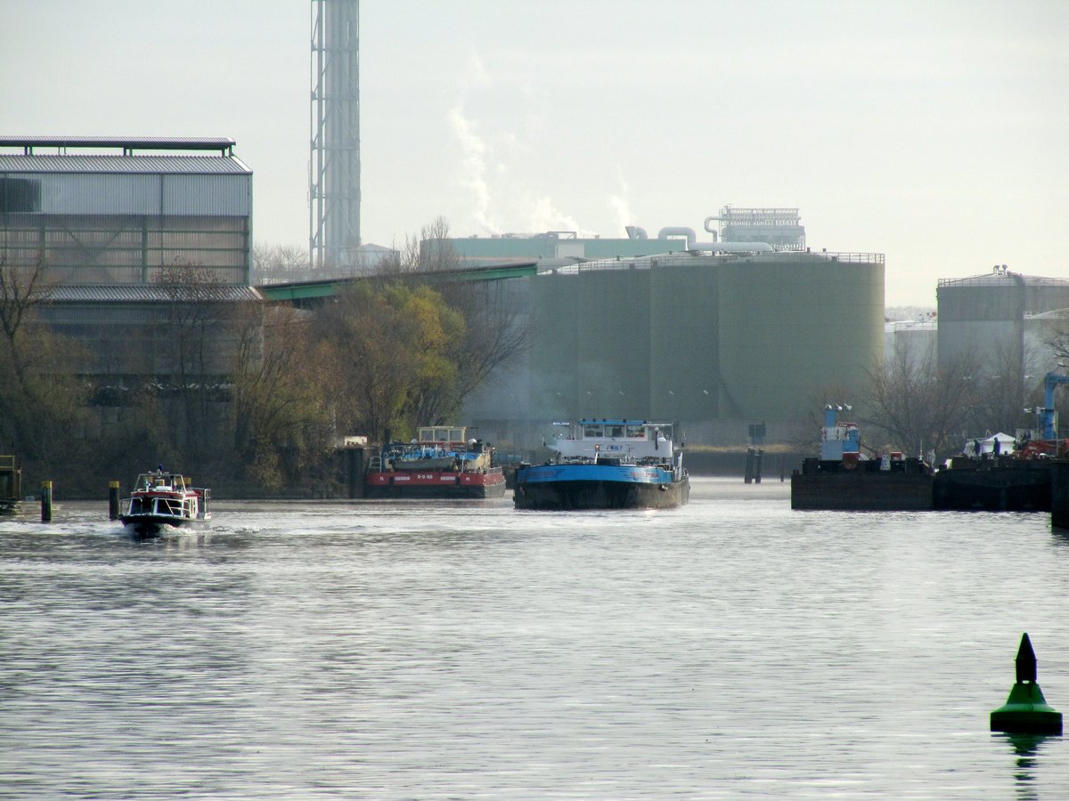 Blick in den Ruhlebener Altarm , Teil der Spree , am 27.11.2018. TMS Reinhold Deymann (04803740) fuhr über Steuer zu seinem Lösch-Terminal , das Boot Havel der Schifffahrtspolizei ging auf  Streife . 